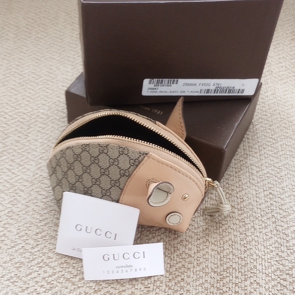 Gucci Beige and Gray Pig-Shaped Coin Pouch - Picture 7 of 7